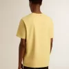 Tricou din bumbac pentru bărbați, de culoare galben pal, cu inscripție decolorată Tricou din bumbac pentru bărbați, de culoare galben pal, cu inscripție decolorată