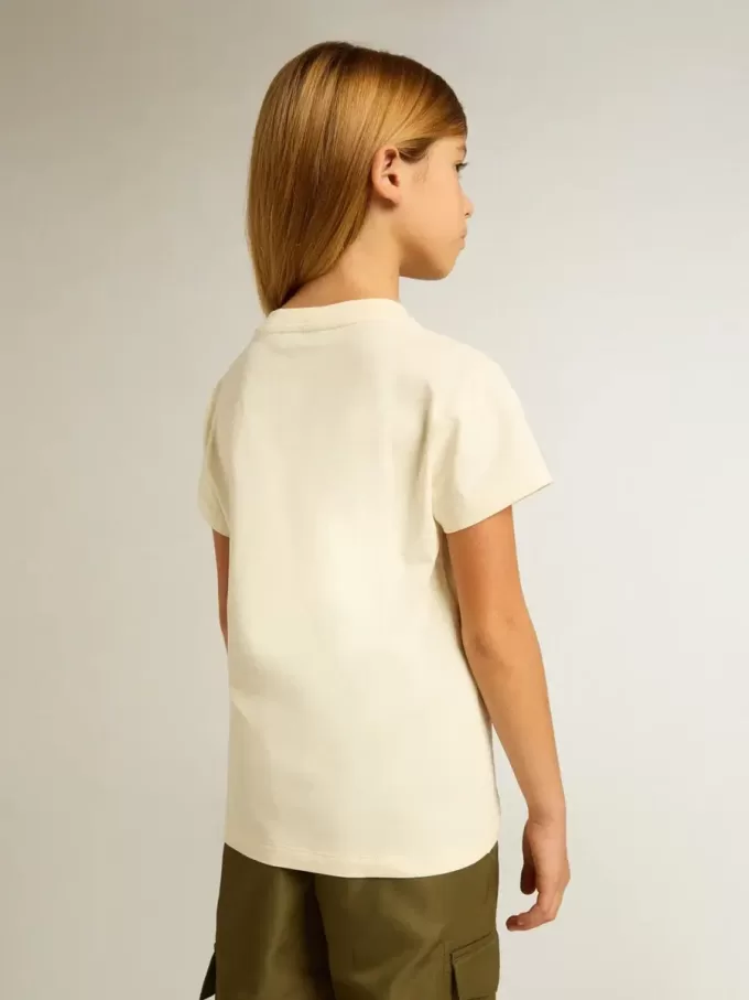 Tricou din bumbac pentru fete, de culoare albă uzată, cu broderie roșie pe piept Tricou din bumbac pentru fete, de culoare albă uzată, cu broderie roșie pe piept
