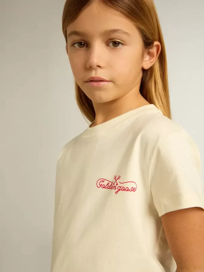 Tricou din bumbac pentru fete, de culoare albă uzată, cu broderie roșie pe piept Tricou din bumbac pentru fete, de culoare albă uzată, cu broderie roșie pe piept