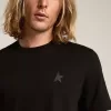 Tricou din colecția Black Star cu stea ton pe ton pe partea din față Tricou din colecția Black Star cu stea ton pe ton pe partea din față
