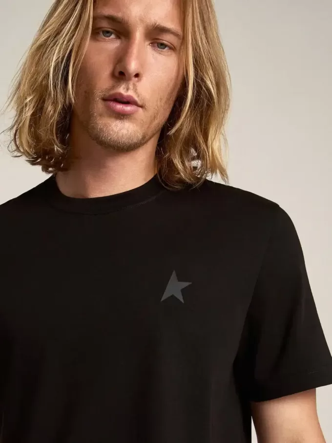 Tricou din colecția Black Star cu stea ton pe ton pe partea din față Tricou din colecția Black Star cu stea ton pe ton pe partea din față