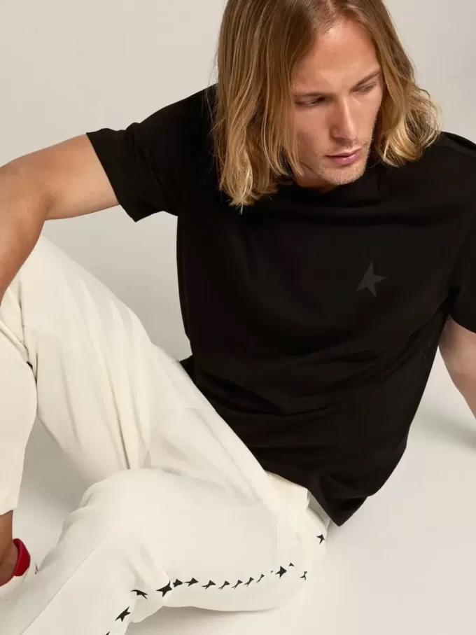 Tricou din colecția Black Star cu stea ton pe ton pe partea din față Tricou din colecția Black Star cu stea ton pe ton pe partea din față