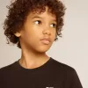 Tricou negru cu logo alb contrastant pe față și stea maxi pe spate Tricou negru cu logo alb contrastant pe față și stea maxi pe spate