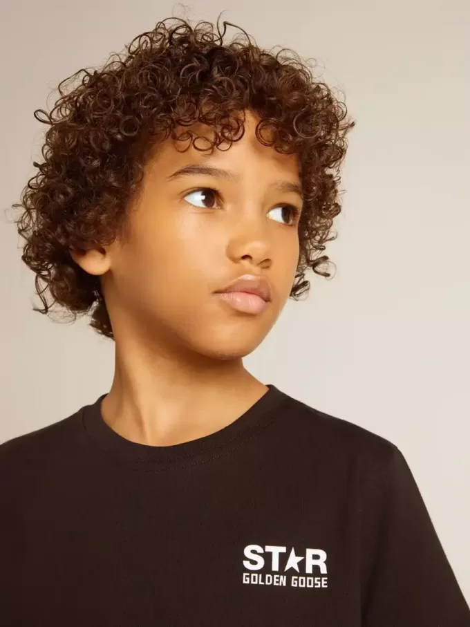 Tricou negru cu logo alb contrastant pe față și stea maxi pe spate Tricou negru cu logo alb contrastant pe față și stea maxi pe spate