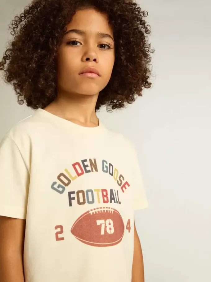 Tricou pentru băieți, de culoare albă uzată, cu inscripții multicolore