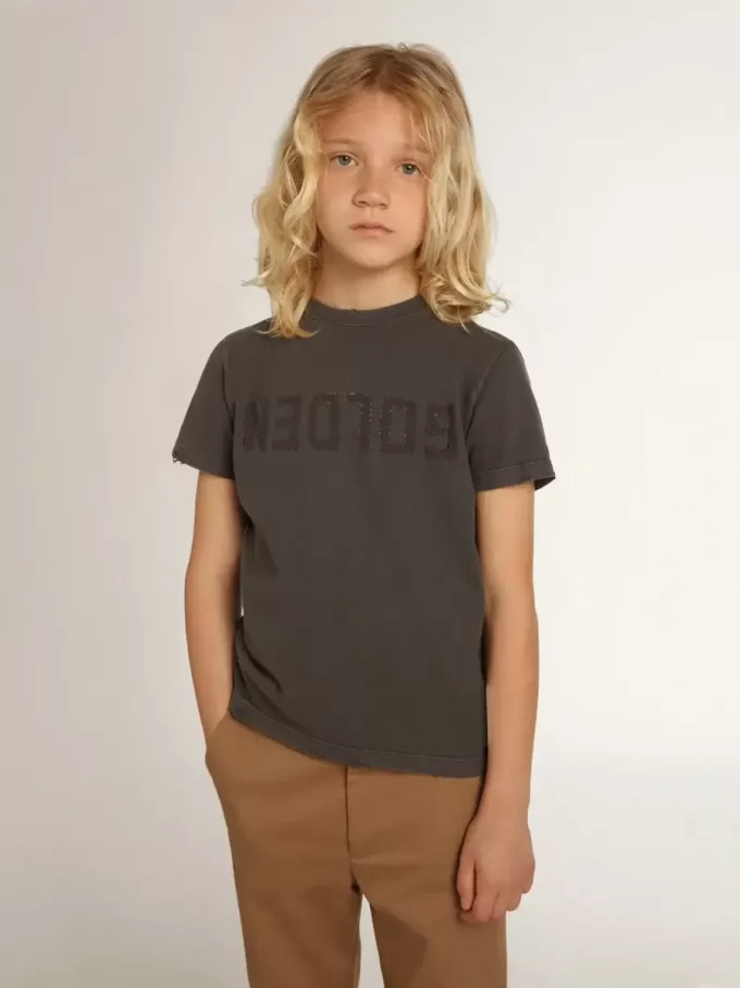 Tricou pentru băieți, de culoare gri, cu finisaj uzat Tricou pentru băieți, de culoare gri, cu finisaj uzat