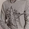 Tricou pentru bărbați cu dungi albe și albastre și broderie pe partea din față Tricou pentru bărbați cu dungi albe și albastre și broderie pe partea din față