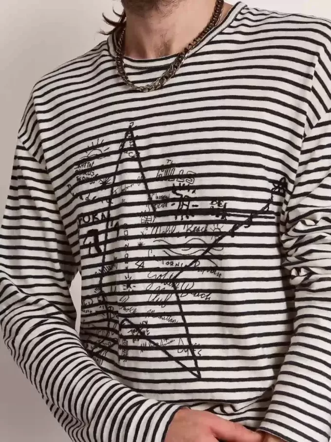 Tricou pentru bărbați cu dungi albe și albastre și broderie pe partea din față Tricou pentru bărbați cu dungi albe și albastre și broderie pe partea din față