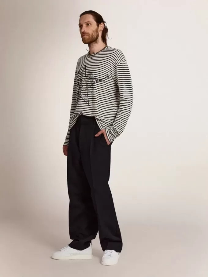 Tricou pentru bărbați cu dungi albe și albastre și broderie pe partea din față Tricou pentru bărbați cu dungi albe și albastre și broderie pe partea din față