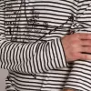Tricou pentru bărbați cu dungi albe și albastre și broderie pe partea din față Tricou pentru bărbați cu dungi albe și albastre și broderie pe partea din față