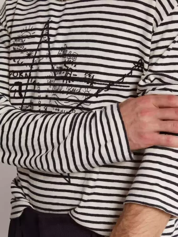 Tricou pentru bărbați cu dungi albe și albastre și broderie pe partea din față Tricou pentru bărbați cu dungi albe și albastre și broderie pe partea din față