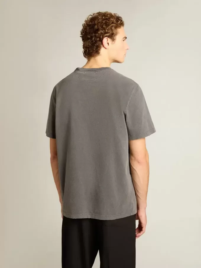 Tricou pentru bărbați, de culoare gri antracit, cu finisaj uzat Tricou pentru bărbați, de culoare gri antracit, cu finisaj uzat
