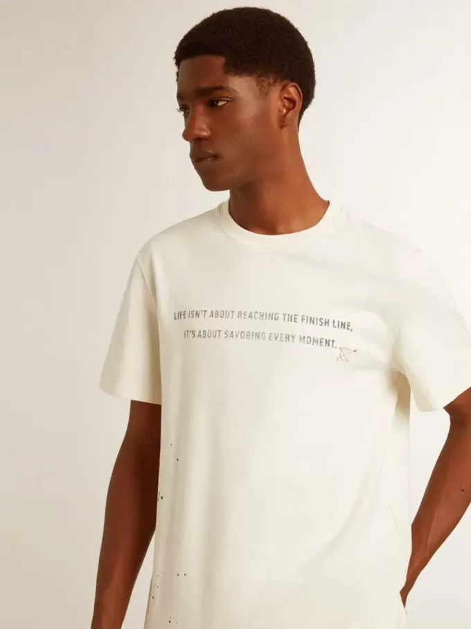 Tricou pentru bărbați din bumbac alb învechit, cu imprimeu și broderie Tricou pentru bărbați din bumbac alb învechit, cu imprimeu și broderie