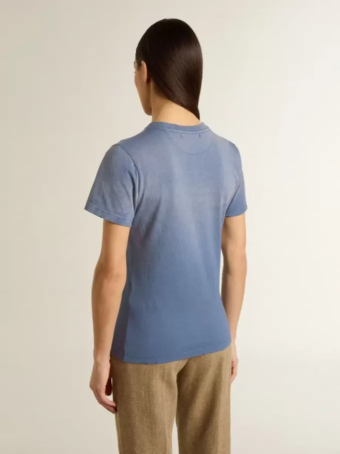 Tricou pentru femei, albastru deschis decolorat, cu imprimeu pe piept Tricou pentru femei, albastru deschis decolorat, cu imprimeu pe piept