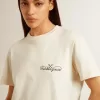 Tricou pentru femei, de culoare alb învechit, cu logo pe piept