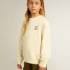 Tricou pentru fete, de culoare albă uzată, cu broderie pe față și imprimeu pe spate Tricou pentru fete, de culoare albă uzată, cu broderie pe față și imprimeu pe spate