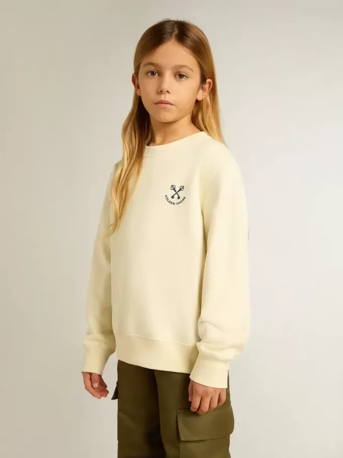 Tricou pentru fete, de culoare albă uzată, cu broderie pe față și imprimeu pe spate Tricou pentru fete, de culoare albă uzată, cu broderie pe față și imprimeu pe spate