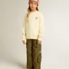 Tricou pentru fete, de culoare albă uzată, cu broderie pe față și imprimeu pe spate Tricou pentru fete, de culoare albă uzată, cu broderie pe față și imprimeu pe spate