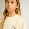 Tricou pentru fete, de culoare albă uzată, cu broderie pe față și imprimeu pe spate Tricou pentru fete, de culoare albă uzată, cu broderie pe față și imprimeu pe spate