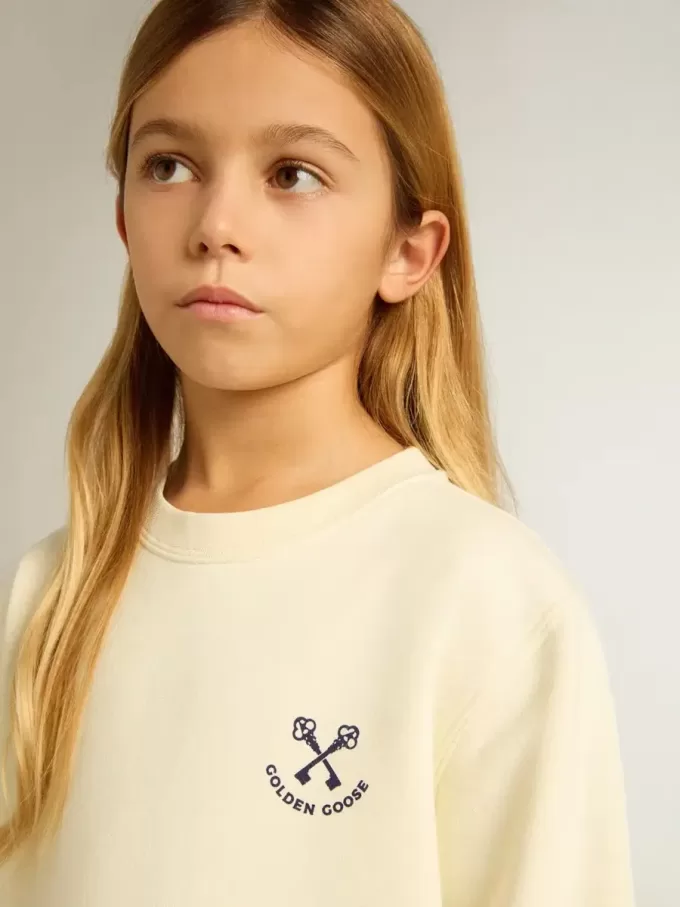 Tricou pentru fete, de culoare albă uzată, cu broderie pe față și imprimeu pe spate Tricou pentru fete, de culoare albă uzată, cu broderie pe față și imprimeu pe spate