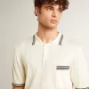 Tricou polo pentru bărbați, de culoare albă uzată, cu nervuri albastre Tricou polo pentru bărbați, de culoare albă uzată, cu nervuri albastre