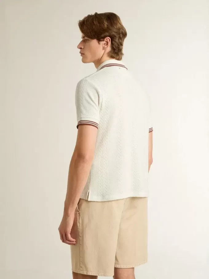 Tricou polo pentru bărbați din tricot perforat alb cu detalii în dungi burgund Tricou polo pentru bărbați din tricot perforat alb cu detalii în dungi burgund