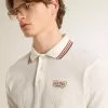 Tricou polo pentru bărbați din tricot perforat alb cu detalii în dungi burgund Tricou polo pentru bărbați din tricot perforat alb cu detalii în dungi burgund