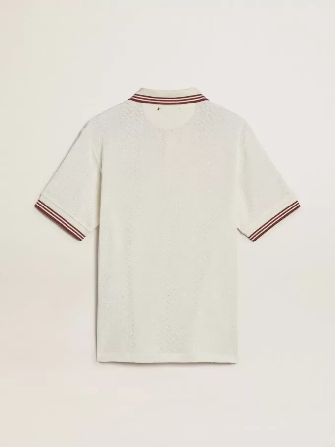 Tricou polo pentru bărbați din tricot perforat alb cu detalii în dungi burgund Tricou polo pentru bărbați din tricot perforat alb cu detalii în dungi burgund