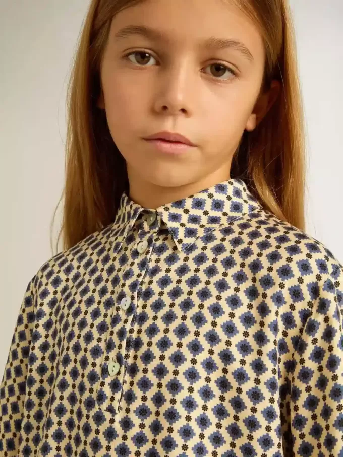 Tricou polo pentru fete cu imprimeu geometric Tricou polo pentru fete cu imprimeu geometric