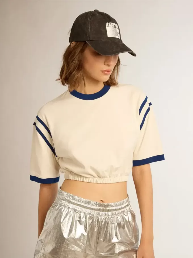 Tricou scurt din bumbac alb îmbătrânit, cu inscripție pe spate Tricou scurt din bumbac alb îmbătrânit, cu inscripție pe spate