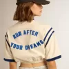 Tricou scurt din bumbac alb îmbătrânit, cu inscripție pe spate Tricou scurt din bumbac alb îmbătrânit, cu inscripție pe spate
