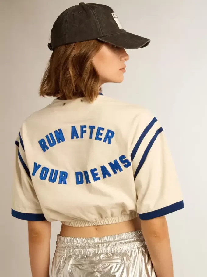 Tricou scurt din bumbac alb îmbătrânit, cu inscripție pe spate Tricou scurt din bumbac alb îmbătrânit, cu inscripție pe spate