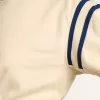 Tricou scurt din bumbac alb îmbătrânit, cu inscripție pe spate Tricou scurt din bumbac alb îmbătrânit, cu inscripție pe spate