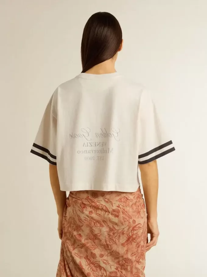 Tricou scurt oversized pentru femei, din jersey alb, cu broderie și imprimeu „Venezia Mediterraneo” Tricou scurt oversized pentru femei, din jersey alb, cu broderie și imprimeu „Venezia Mediterraneo”
