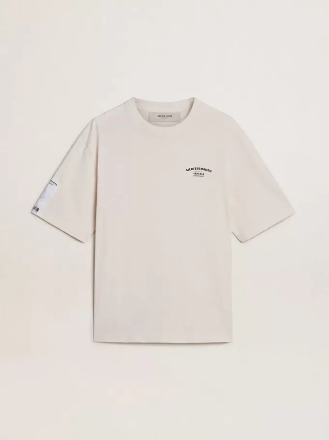 Tricou unisex alb cu imprimeu mediteranean și patch Pescheria Golden pe mânecă Tricou unisex alb cu imprimeu mediteranean și patch Pescheria Golden pe mânecă