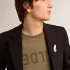 Tricou verde măslin pentru bărbați, cu inscripție aurie Tricou verde măslin pentru bărbați, cu inscripție aurie