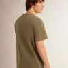 Tricou verde măslin pentru bărbați, cu inscripție aurie Tricou verde măslin pentru bărbați, cu inscripție aurie