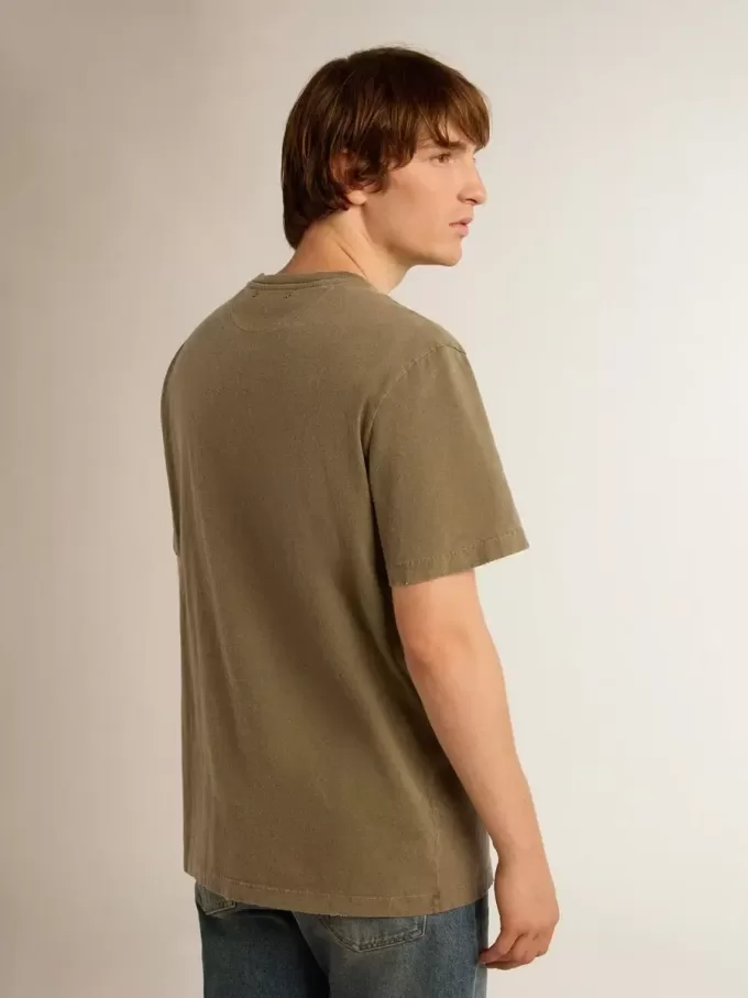 Tricou verde măslin pentru bărbați, cu inscripție aurie Tricou verde măslin pentru bărbați, cu inscripție aurie