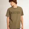 Tricou verde măslin pentru bărbați, cu inscripție aurie Tricou verde măslin pentru bărbați, cu inscripție aurie