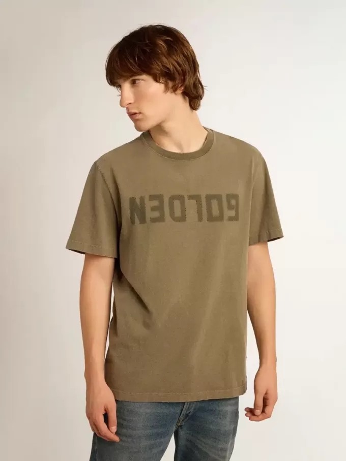 Tricou verde măslin pentru bărbați, cu inscripție aurie Tricou verde măslin pentru bărbați, cu inscripție aurie