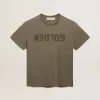 Tricou verde măslin pentru bărbați, cu inscripție aurie Tricou verde măslin pentru bărbați, cu inscripție aurie