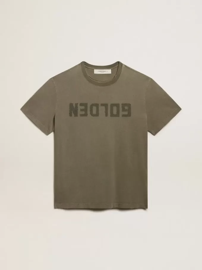 Tricou verde măslin pentru bărbați, cu inscripție aurie Tricou verde măslin pentru bărbați, cu inscripție aurie