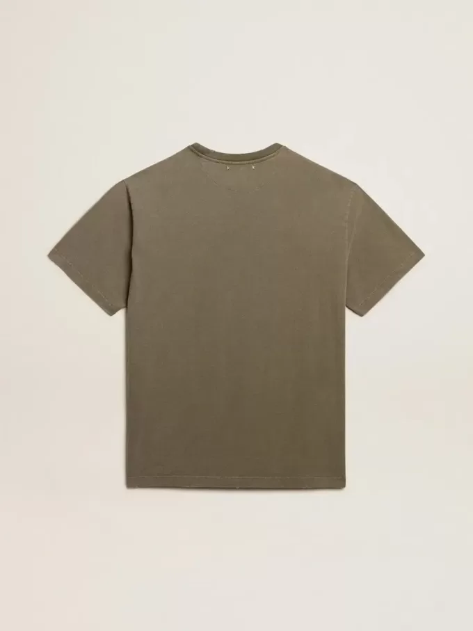 Tricou verde măslin pentru bărbați, cu inscripție aurie Tricou verde măslin pentru bărbați, cu inscripție aurie