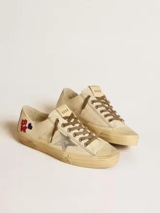 V-Star din piele nappa ecru cu stea din piele nappa argintie și broderie cu mărgele V-Star din piele nappa ecru cu stea din piele nappa argintie și broderie cu mărgele