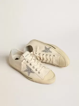 V-Star din pânză bej cu o stea argintie strălucitoare V-Star din pânză bej cu o stea argintie strălucitoare