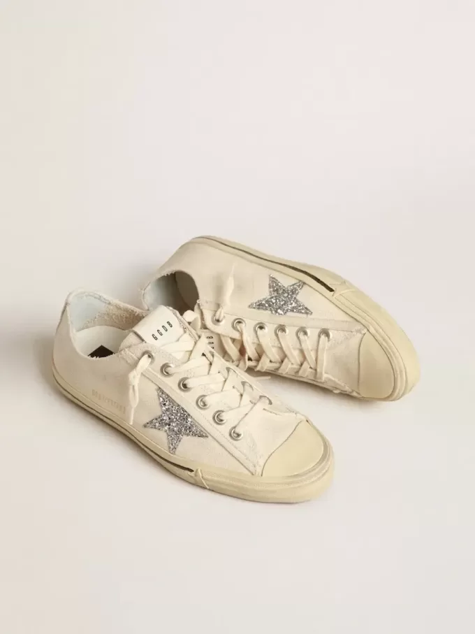 V-Star din pânză bej cu o stea argintie strălucitoare V-Star din pânză bej cu o stea argintie strălucitoare