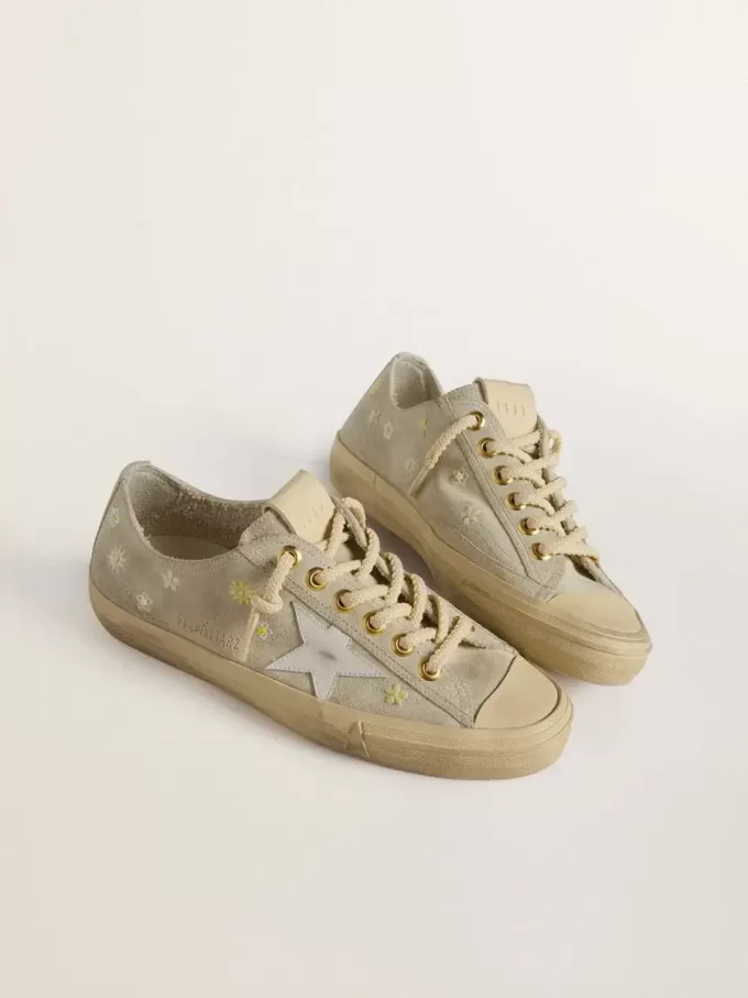 V-Star pentru femei din piele de căprioară gri gheață, cu stea din piele albă și broderie florală V-Star pentru femei din piele de căprioară gri gheață, cu stea din piele albă și broderie florală