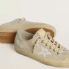 V-Star pentru femei din piele de căprioară gri gheață, cu stea din piele albă și broderie florală V-Star pentru femei din piele de căprioară gri gheață, cu stea din piele albă și broderie florală