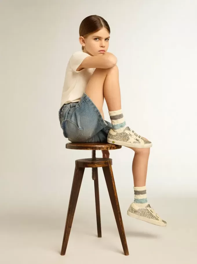 Young Old School în platină strălucitoare, cu stea din piele și bandă pe călcâi Young Old School în platină strălucitoare, cu stea din piele și bandă pe călcâi