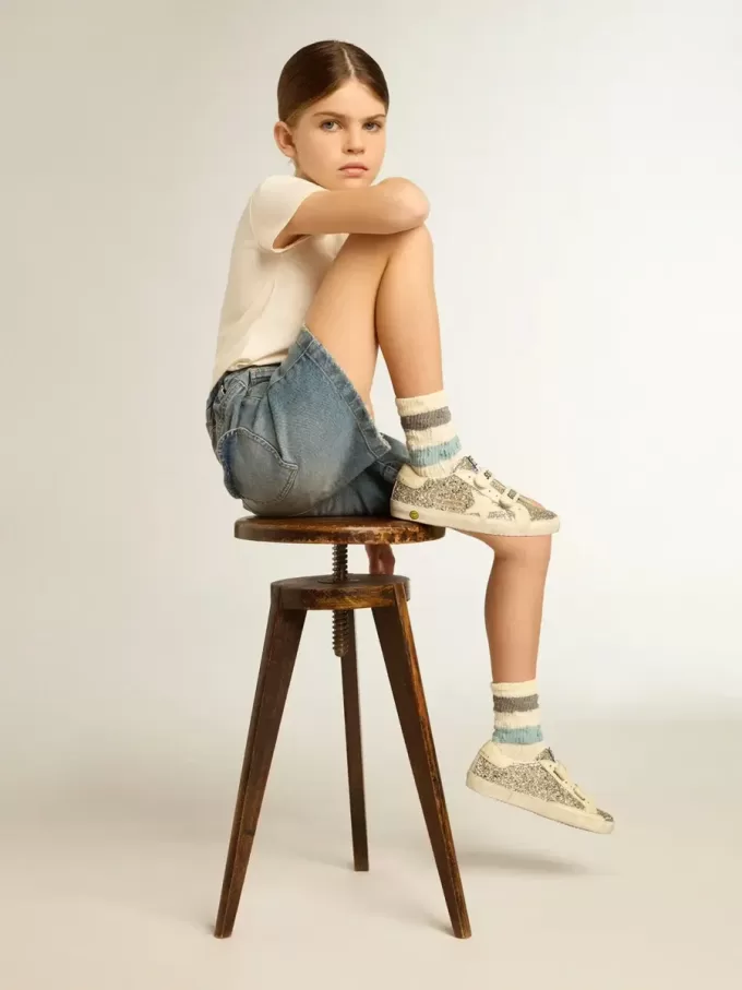 Young Old School în platină strălucitoare, cu stea din piele și bandă pe călcâi Young Old School în platină strălucitoare, cu stea din piele și bandă pe călcâi